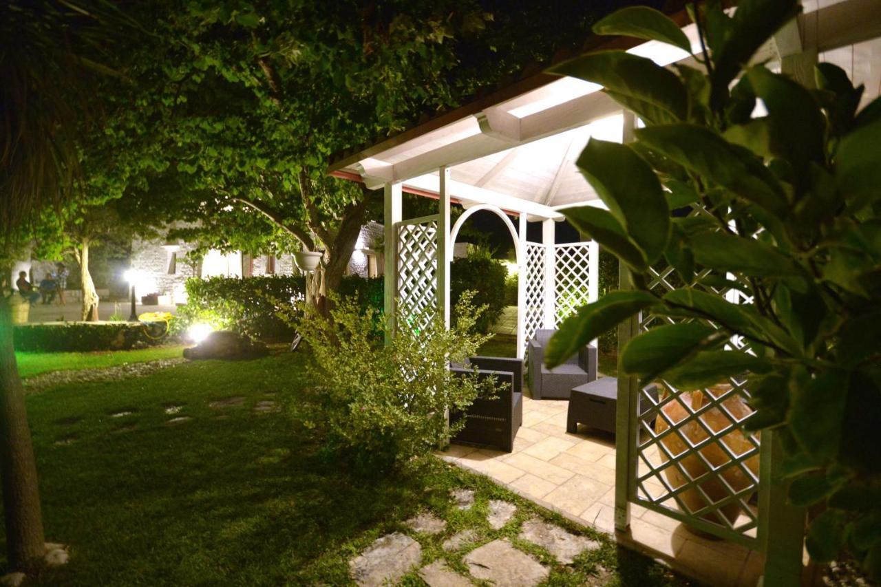 Trulli Petra Chiara Bed and Breakfast Locorotondo Buitenkant foto